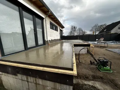 Frisch gegossene Beton-Terrasse