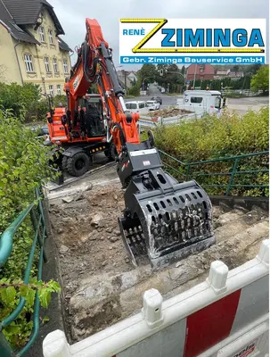 Abriss der alten Hangtreppe mit Bagger