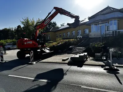 Bagger hebt Stufen für die neue Hangtreppe
