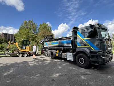 LKW mit Anhänger und Minibagger