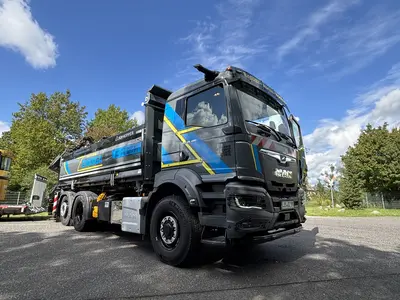 Neuer Firmen-LKW von vorne mit Beklebung