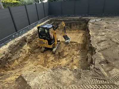 Minibagger in der Grube für einen Swimmingpool