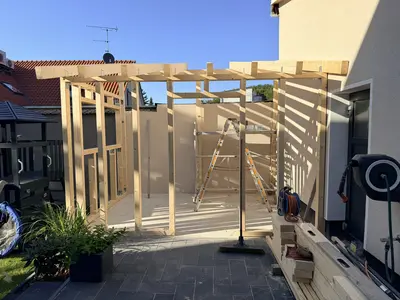 Holzgestell des Wintergartens für eine Terrasse